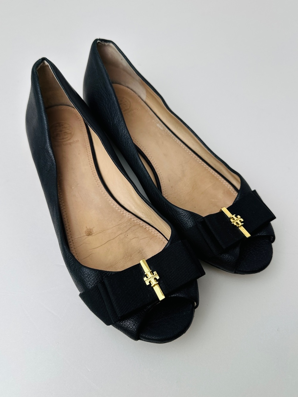 Tory Burch Black Leather Peep Toe Grosgrain Bow Flats Gold Heel Womens 9M
